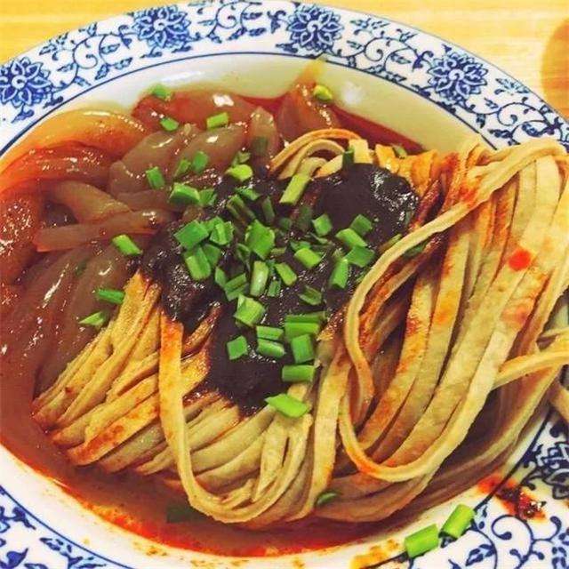 陕西渭南地区的特色面食，流传两千余年，被誉为“方便面”的祖先