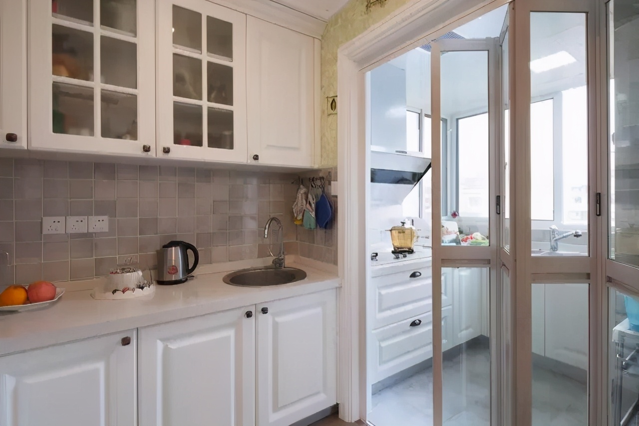 厨房门选什么材料?哪个更经济耐用?对比4种款式,考虑更周全