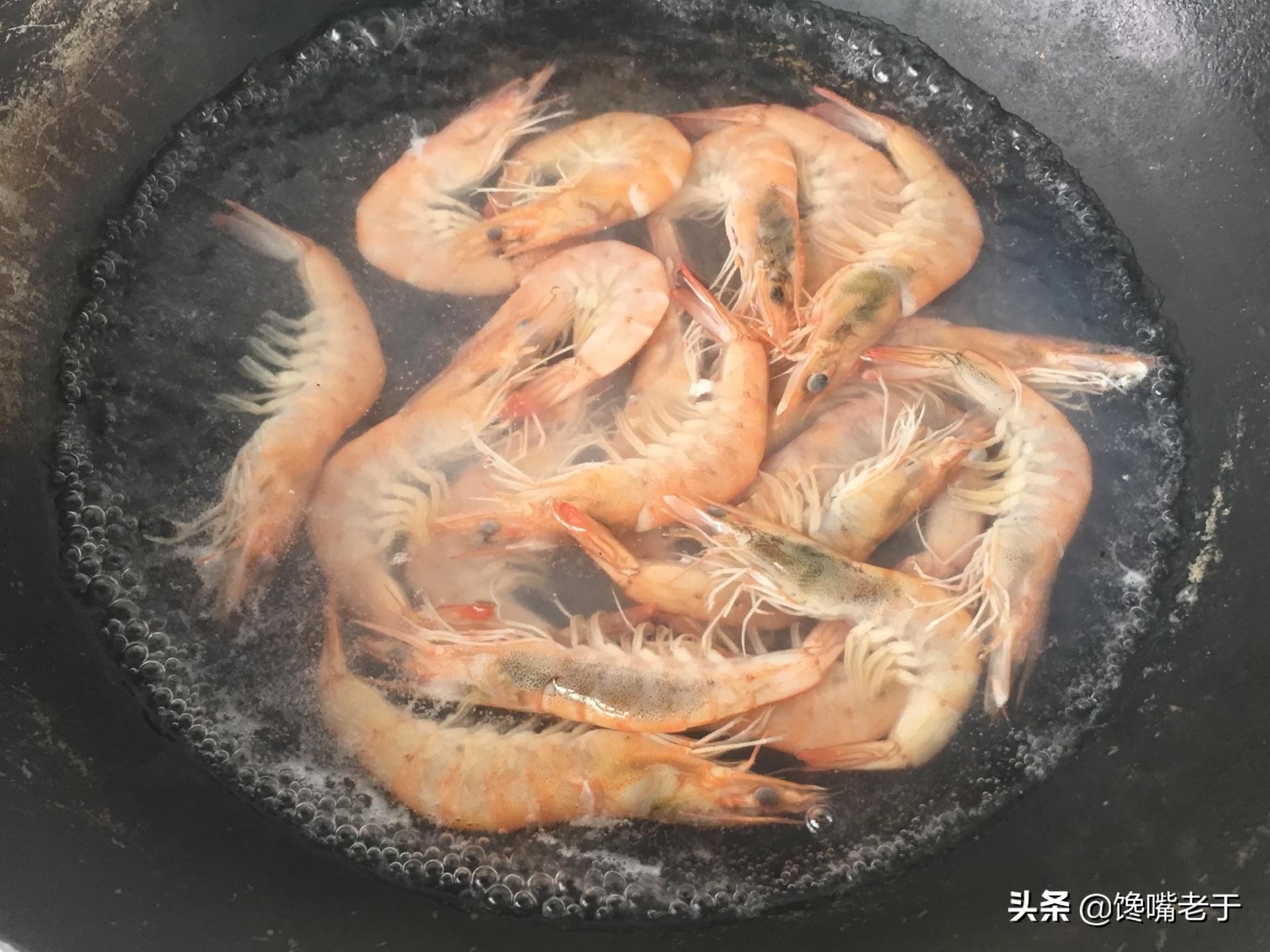 煮虾时：“冷水煮”和“热水煮”区别很大，煮不对肉质老，腥味重