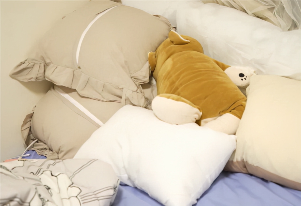 买不起房的香港夫妻，住在9㎡的小屋里，他们却说：住出了幸福感