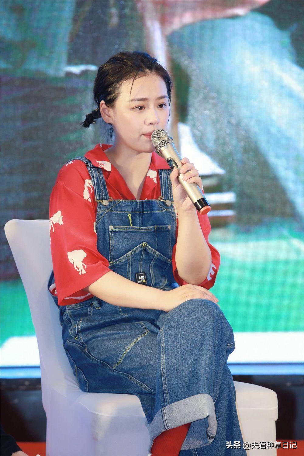 “连体裤”又火了一把！搭配衬衫气质又高级，女明星都上头了