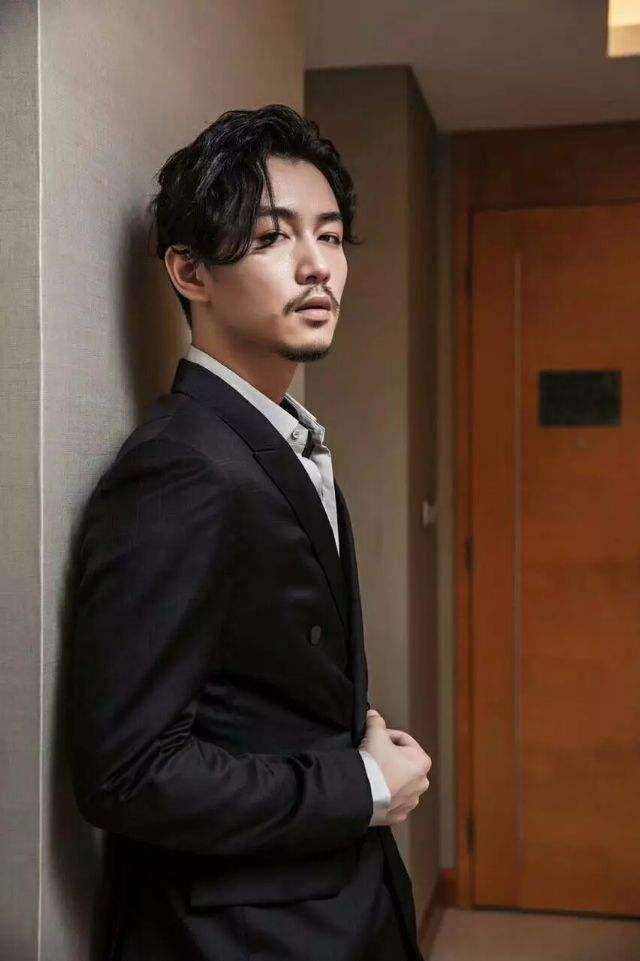 霸气变得温和易相处国/方字脸型太刚硬容易让人拒之千里所以记得下巴