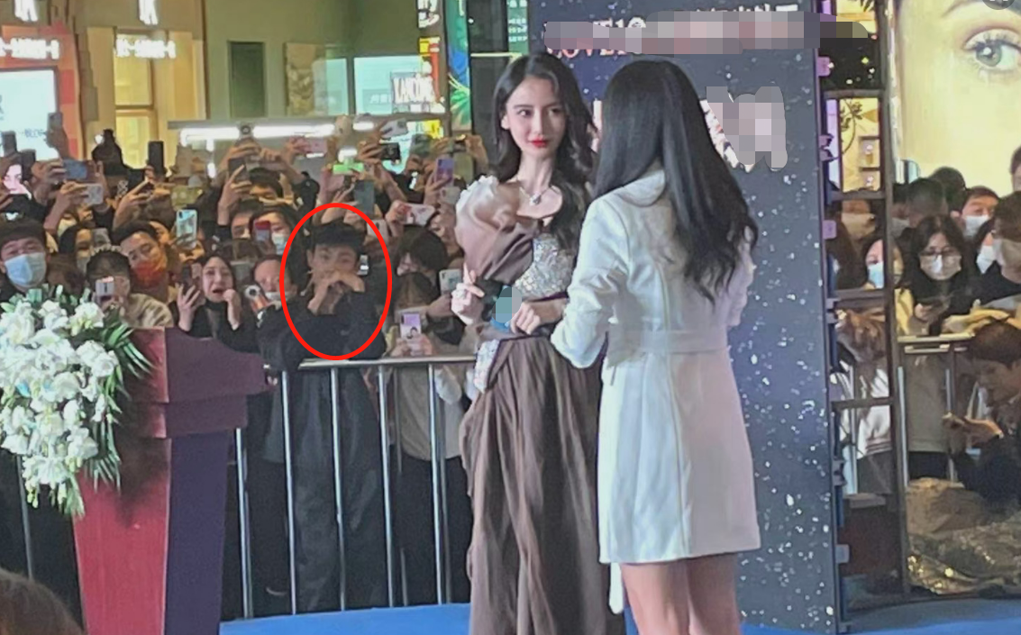 Baby现身商场裙摆太乱!一旁工作人员下蹲整理,杨颖当场弯腰致谢