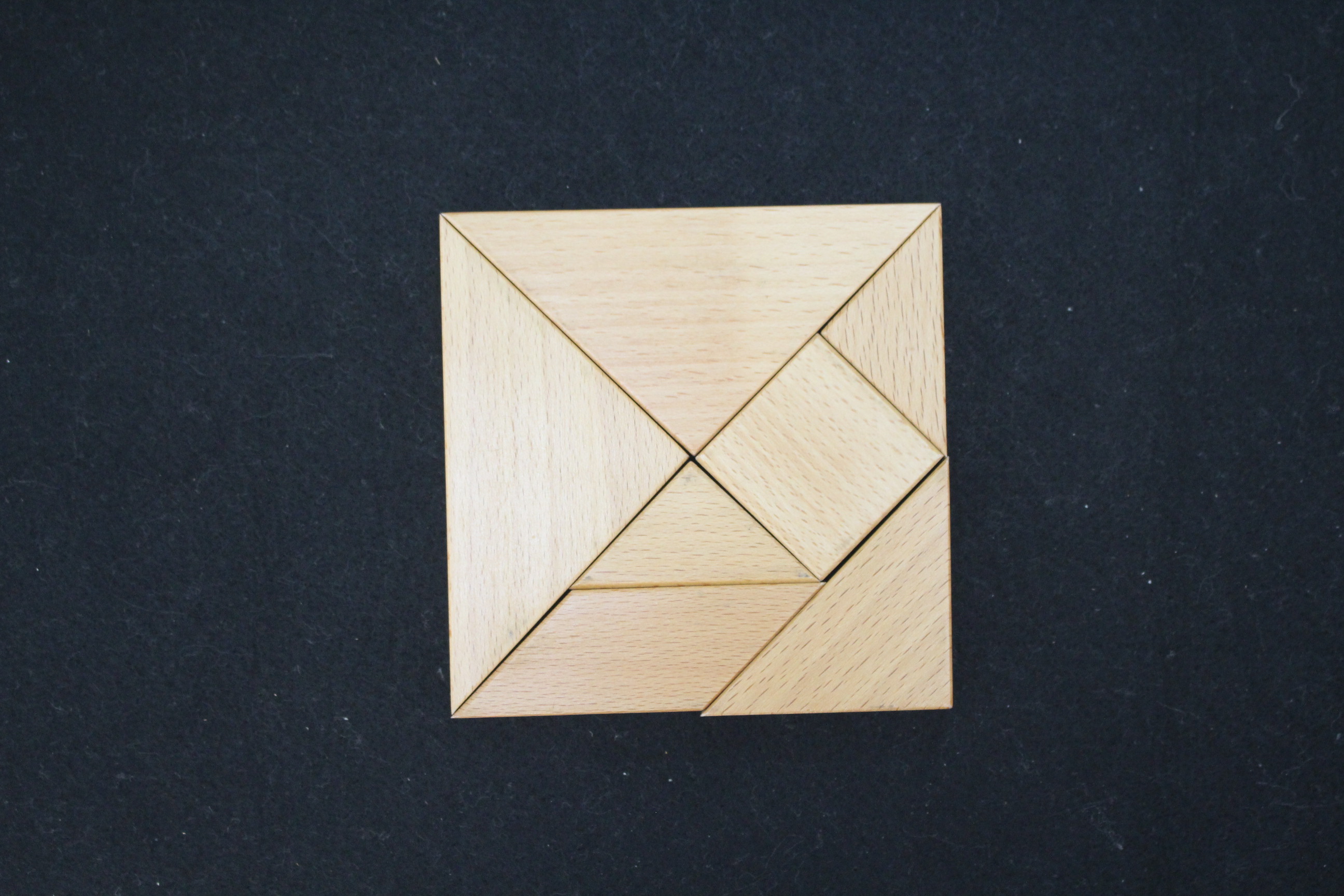 首先,最基本的就是我们的正方形,也就是我们七巧板的装盒今天从简单的