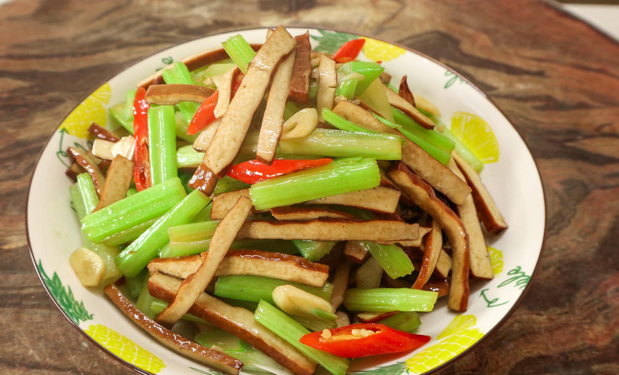 我记得吃第一道用芹菜做的菜,是母亲做的"芹菜炒豆干".