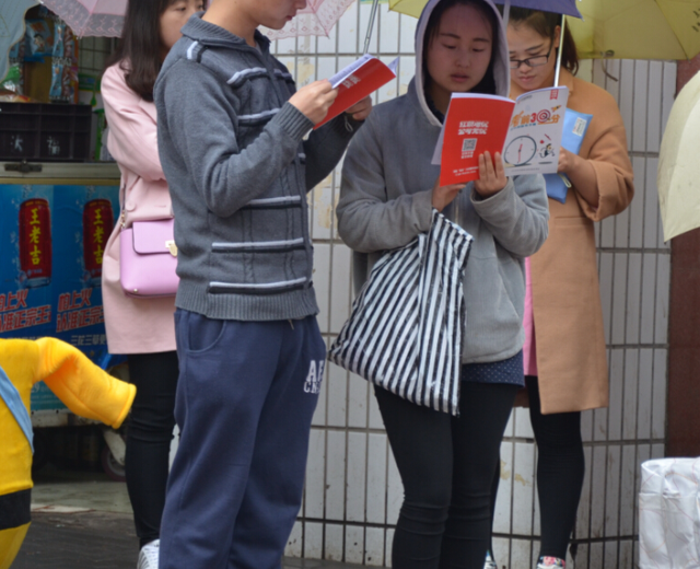 公务员笔试和面试都通过，但考生在大学期间被记处分，政审能过吗