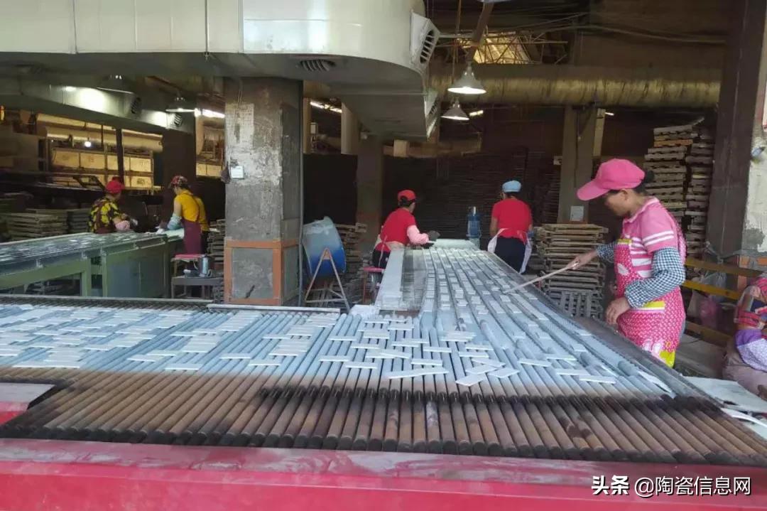 六载产能骤降近半，仿古砖外墙装修效果引关注