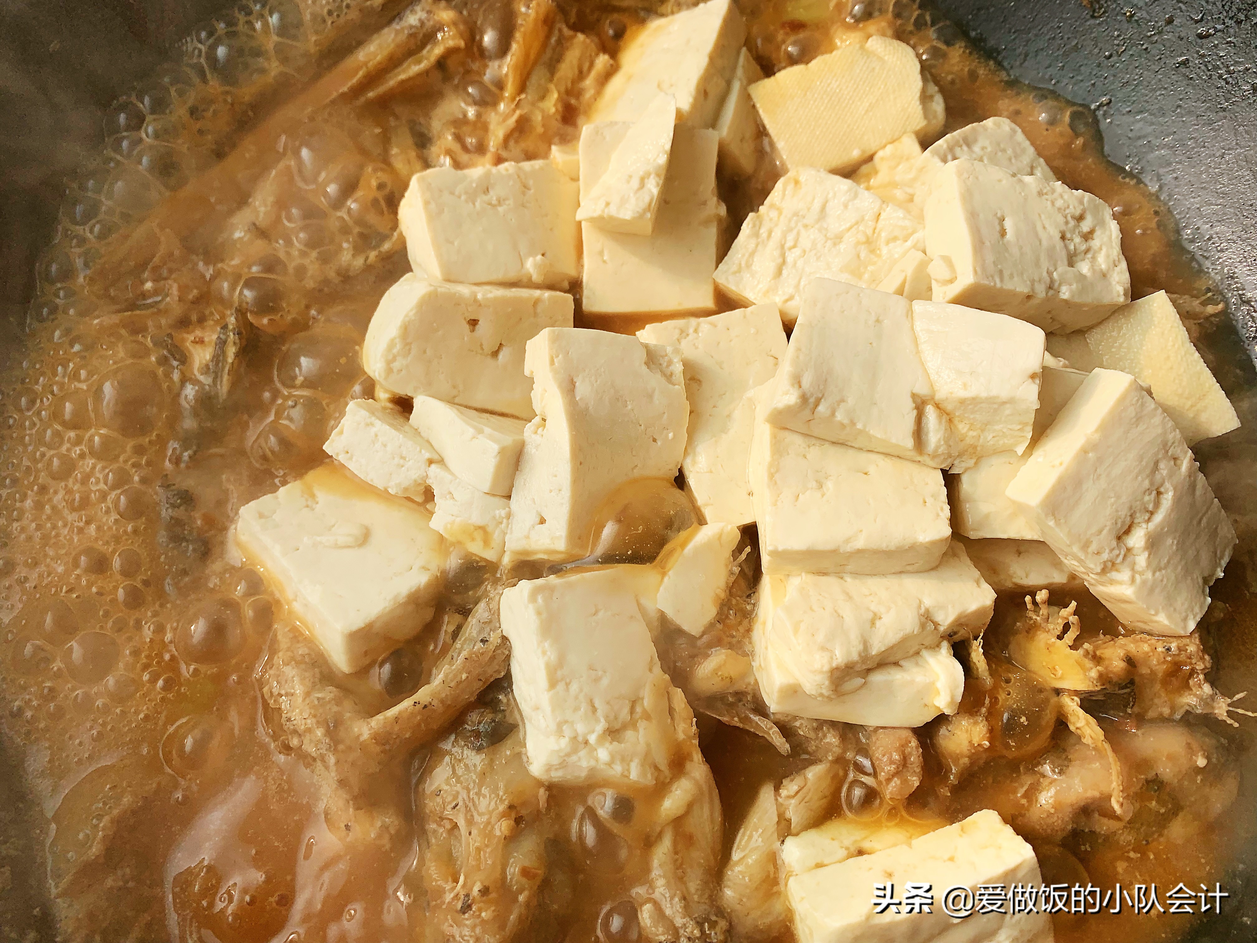 鲇鱼炖豆腐怎么做才好吃？牢记2点，鱼肉鲜嫩不腥，豆腐咸鲜入味