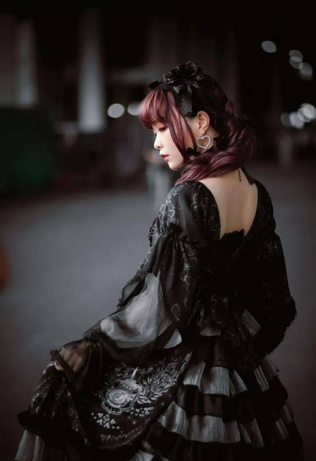 极致的绝美与恐怖：浅析美国19世纪天才作家爱伦·坡的哥特式文学