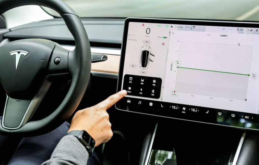 系统宕机、车辆失控、App串车，特斯拉“智能化”真的靠谱吗？
