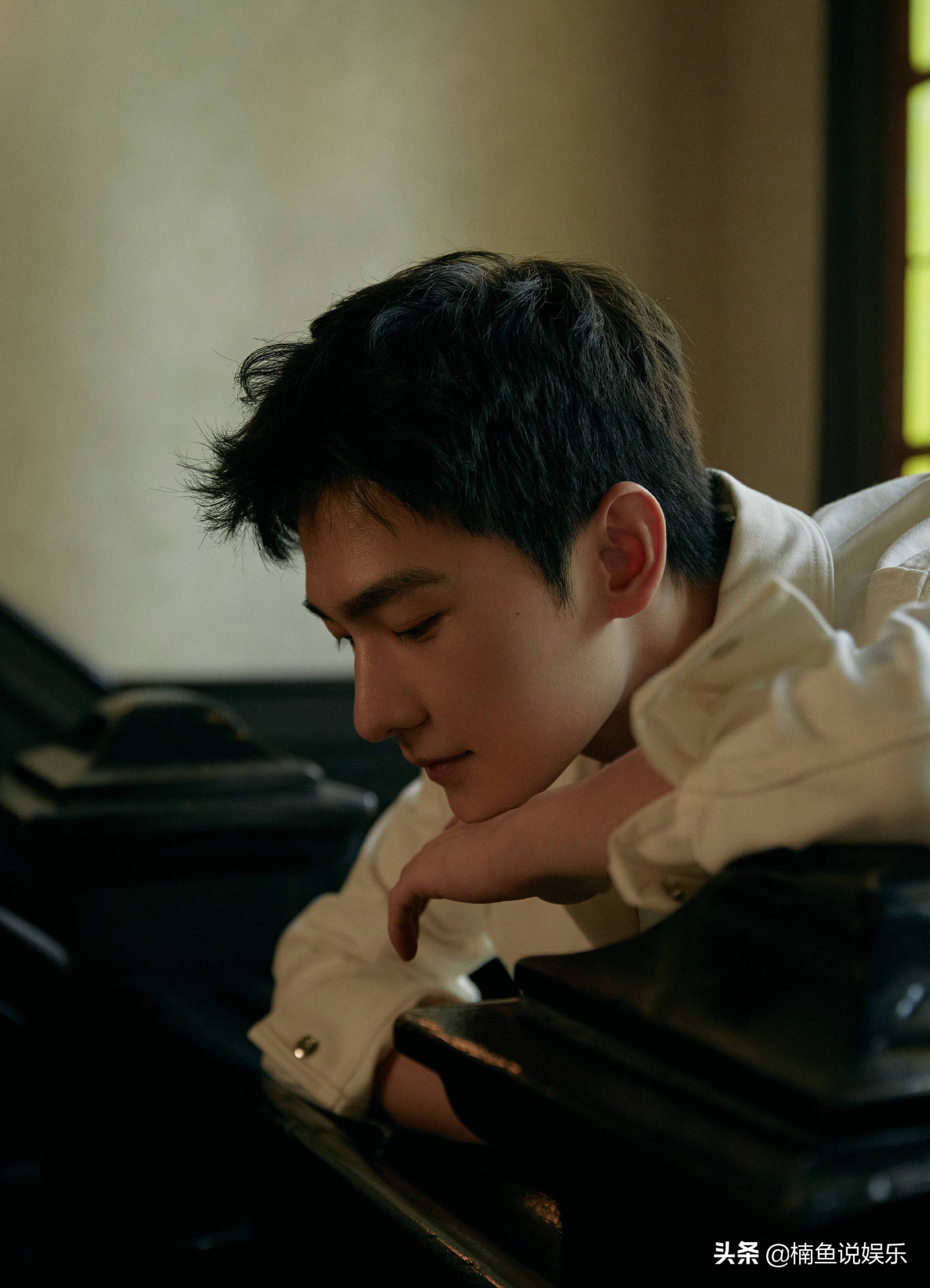 杨洋不愧是军艺校草,工装外套尽显男神范,雕刻般的侧颜好帅气