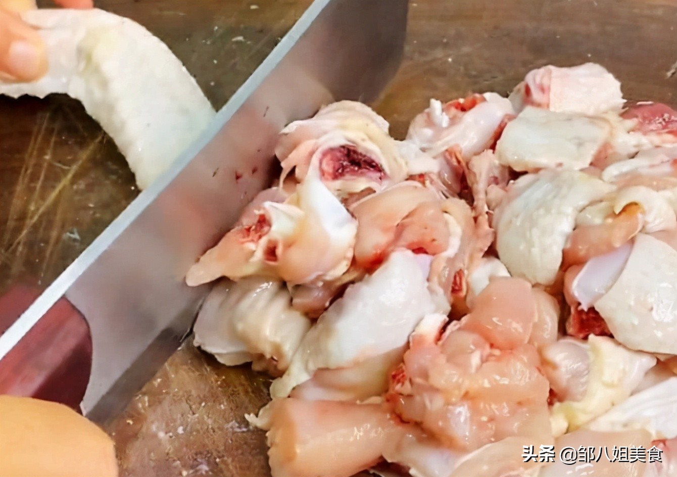 炖鸡汤，记住“2个窍门”，鸡肉不柴鸡汤不腥，汤鲜肉嫩很美味