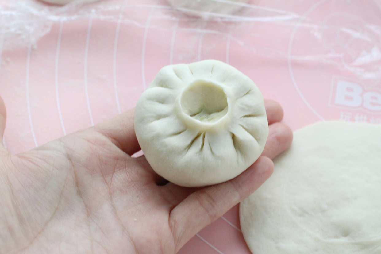 包子煎着吃，脆底鲜香咬一口冒汁儿，做法简单比外面卖得好吃多了