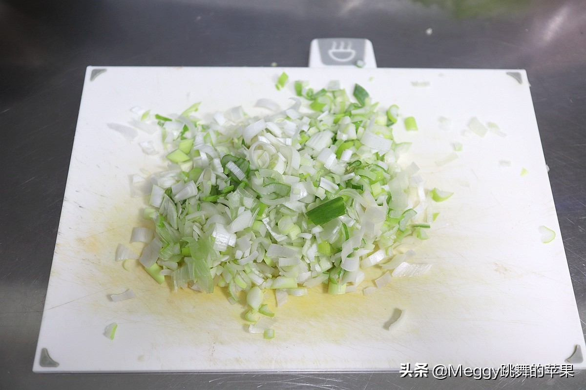 全家老少都爱的酱肉包子，酱香浓郁又暄软，左右手各2个吃撑了