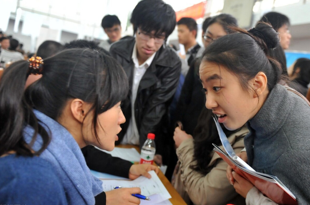 大学生逐渐沦为“底层”，曾经的辉煌已经不再，未来该何去何从