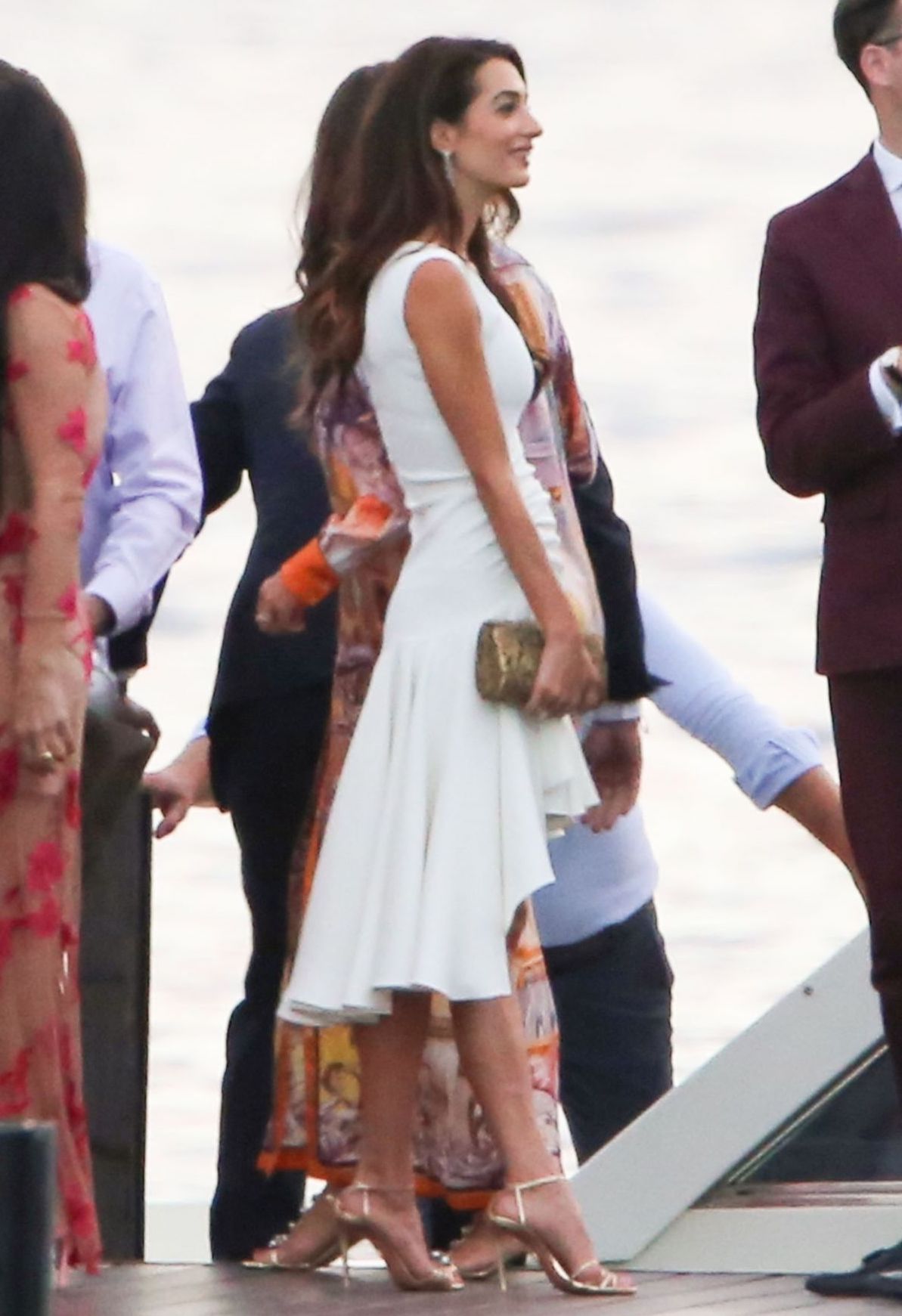 乔治布鲁尼妻子腹部高隆！裹白裙胜迪士尼公主，最美律师名副其实