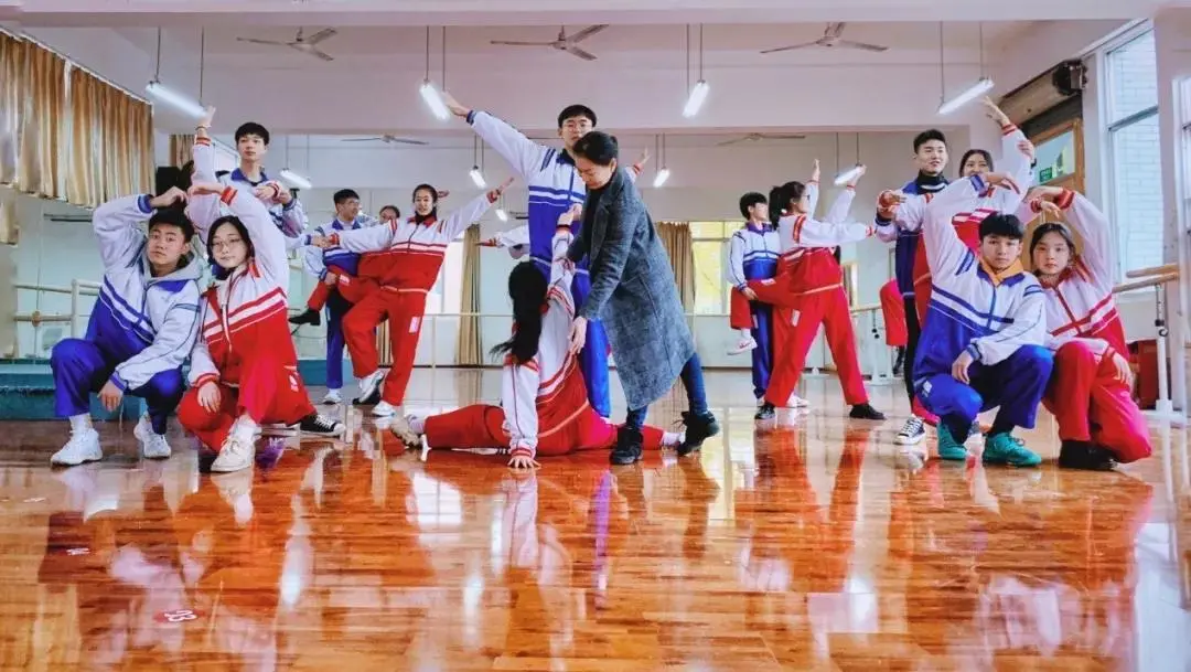 被誉为服务明星的沃土，这所学校不简单