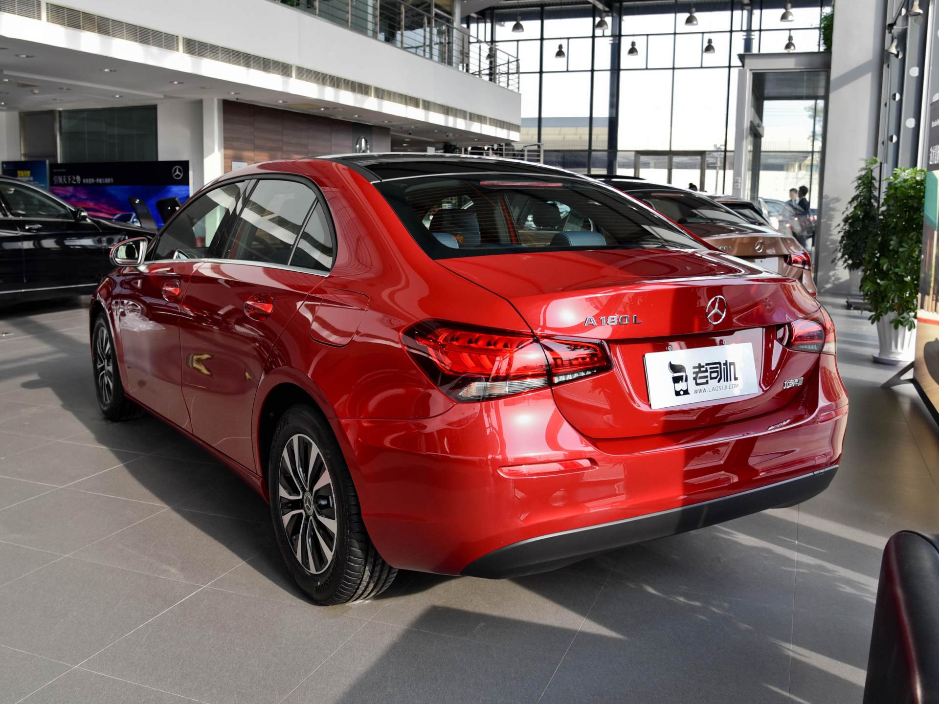 实拍奔驰入门车:油耗5.3l,最低配19万,网友:a3买早了