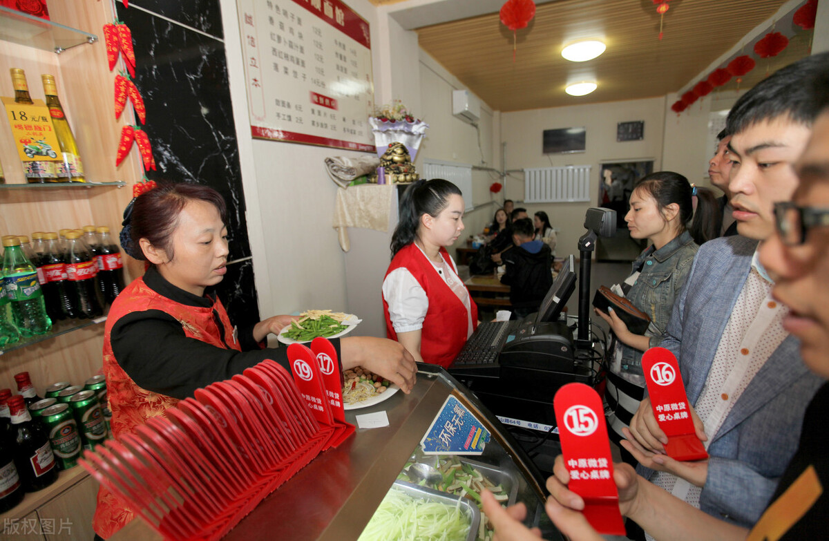 重庆男人开面馆，利用免费吃面的噱头，年赚80万，套路真的深