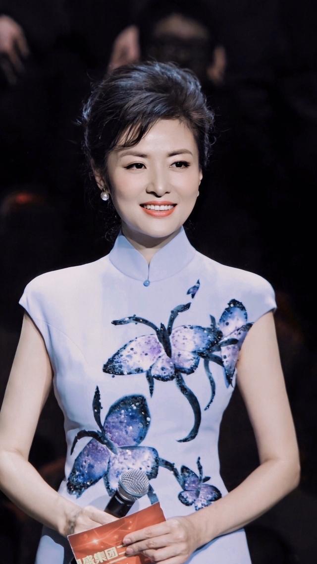 原来周涛这么"飒",穿黑色西装套装跟平常完全不一样,又酷又美