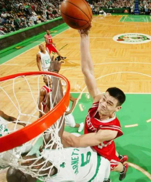 字母哥为什么不去nba(身为双料MVP字母哥为啥在中国人气不高？)