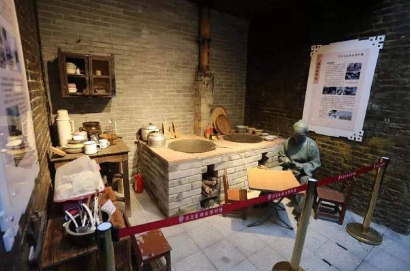 封建制度下的“自梳女”：洞房时穿上连体衣服，手中拿着一把剪刀