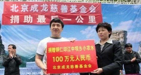 成龙捐100万寻特效药，做了几十年慈善仍然被骂捐太少