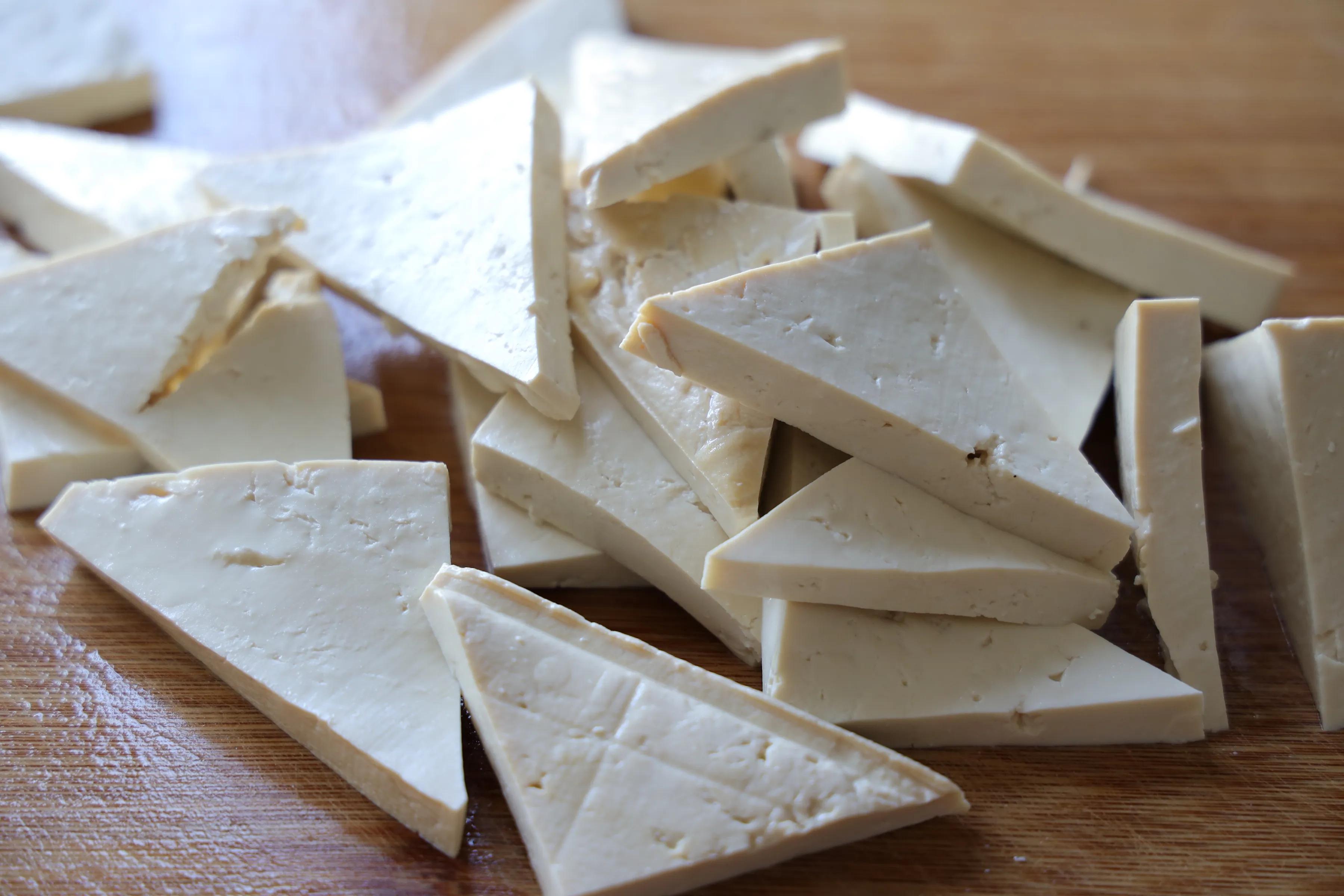 天气越来越冷，砂锅炖白菜豆腐不能少，汤鲜味美，吃完浑身暖