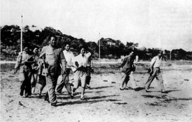 73年八大军区司令对调：王洪文2次点名许世友，许将茶杯狠狠一磕