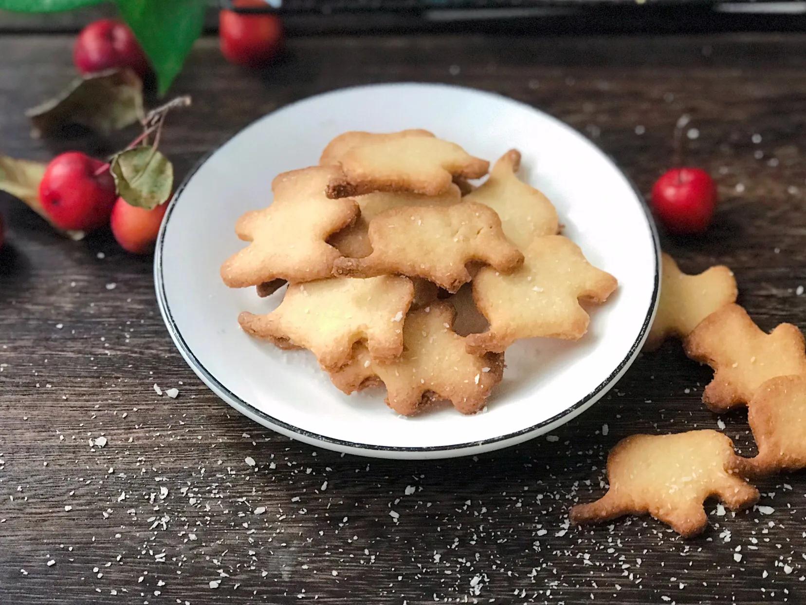 椰蓉黄油饼干，口口酥脆，健康零添加，10分钟一盘，比买的还好吃