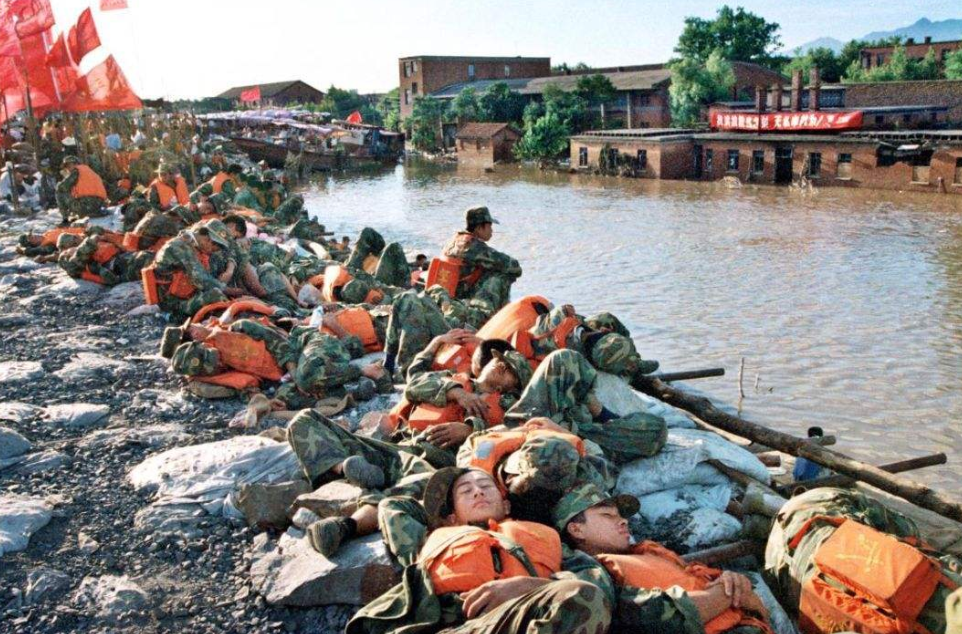 1998年大洪水，乡亲们跪地哭喊：求你们别跳了，房子我们不要了
