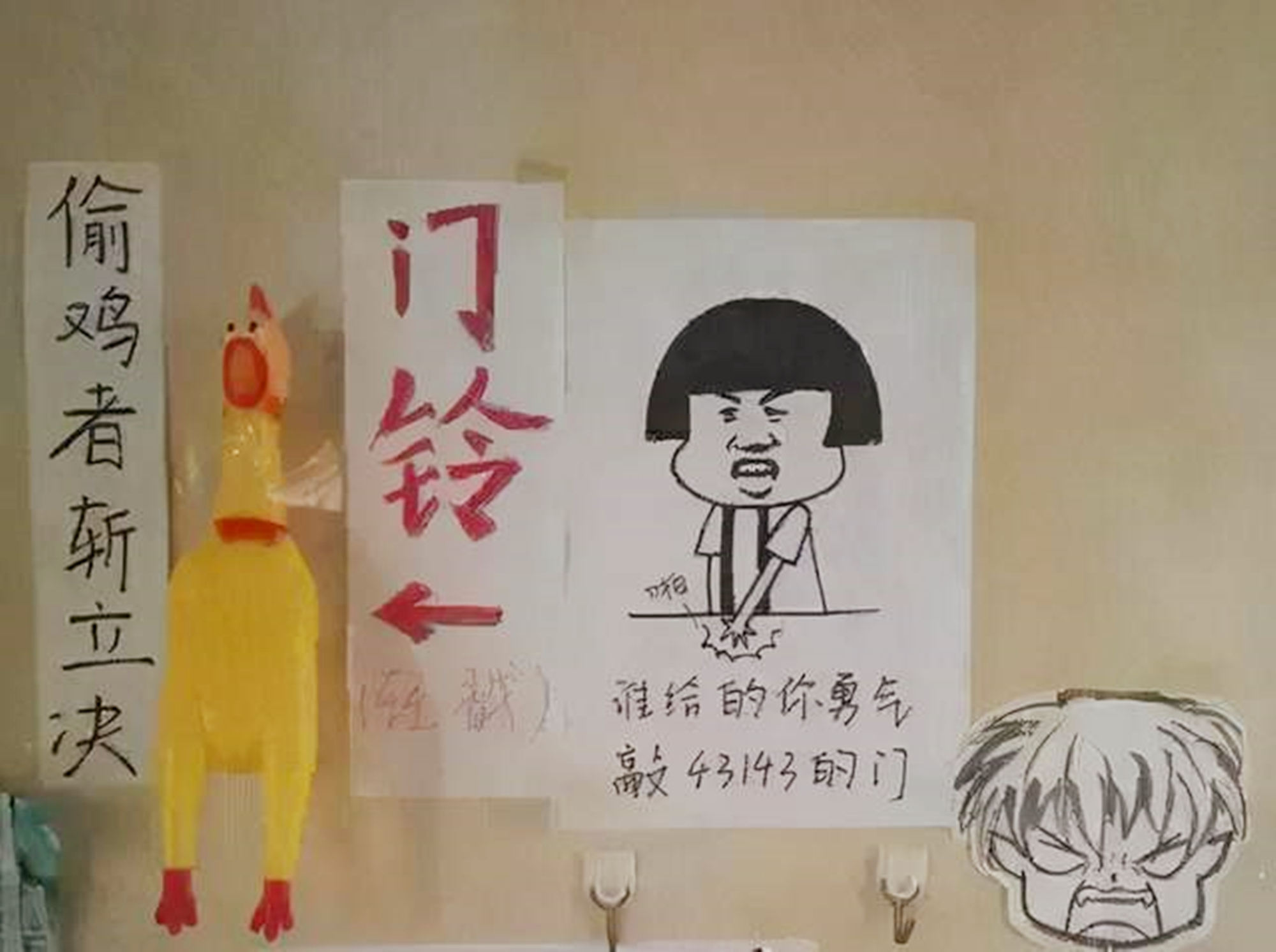 大学宿舍搞笑标语上热搜，学弟学妹“顶礼膜拜”，学姐：实属无奈