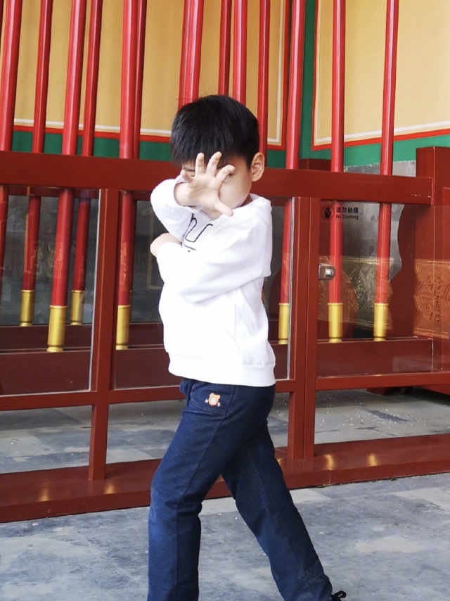 陈妍希晒儿子过万圣节，4岁小星星帅气出镜，长高变瘦气质像陈晓