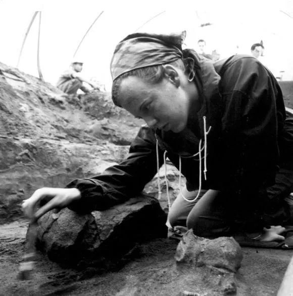 丹麦81岁女王接地气：穿着大胆个性十足，平日里挎着菜篮子逛市场