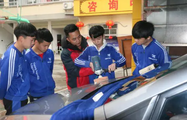 “为啥劝学生去技校，而不是鼓励他们上高中？”班主任给出答案