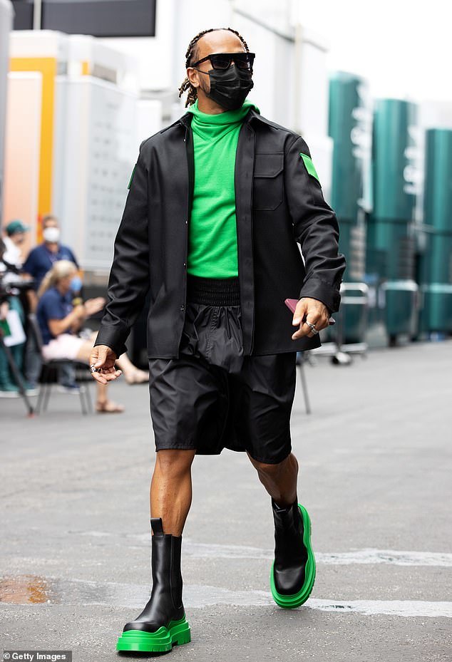 F1七冠王汉密尔顿上发布会，短裤配绿底BV烟管靴，被指太辣眼