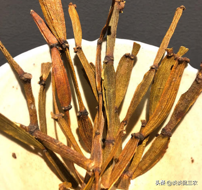 人称“螃蟹脚”，寄生在深山老树上，营养价值高，已成高端茶饮品