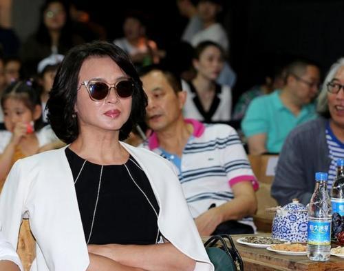穿开衫戴绿宝石优雅有女人味(穿开衫戴绿宝石优雅有女人味图片)