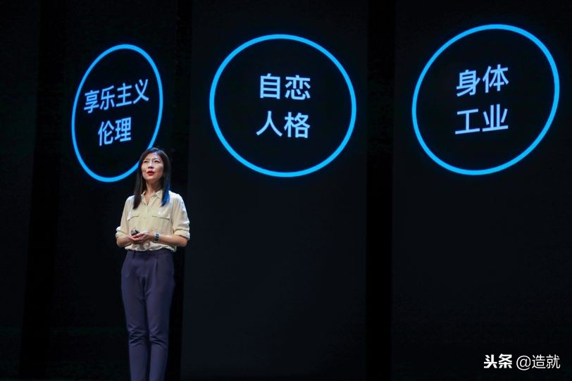 中产阶级的这种神话，是可以轻易幻灭掉的，一瞬间