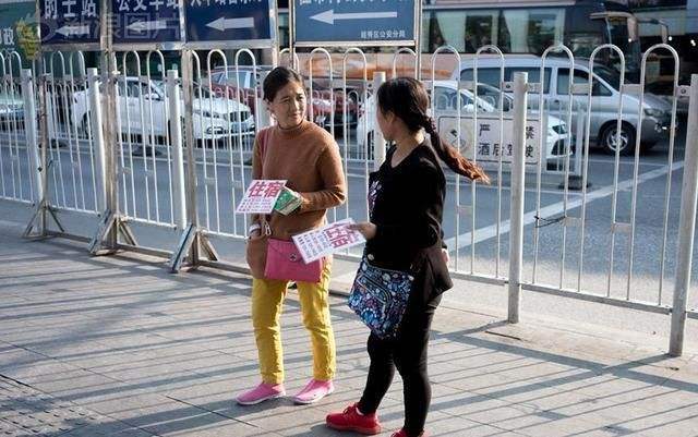 火车站“拉客”大妈宾馆，住一晚只要50块，她怎么赚钱？