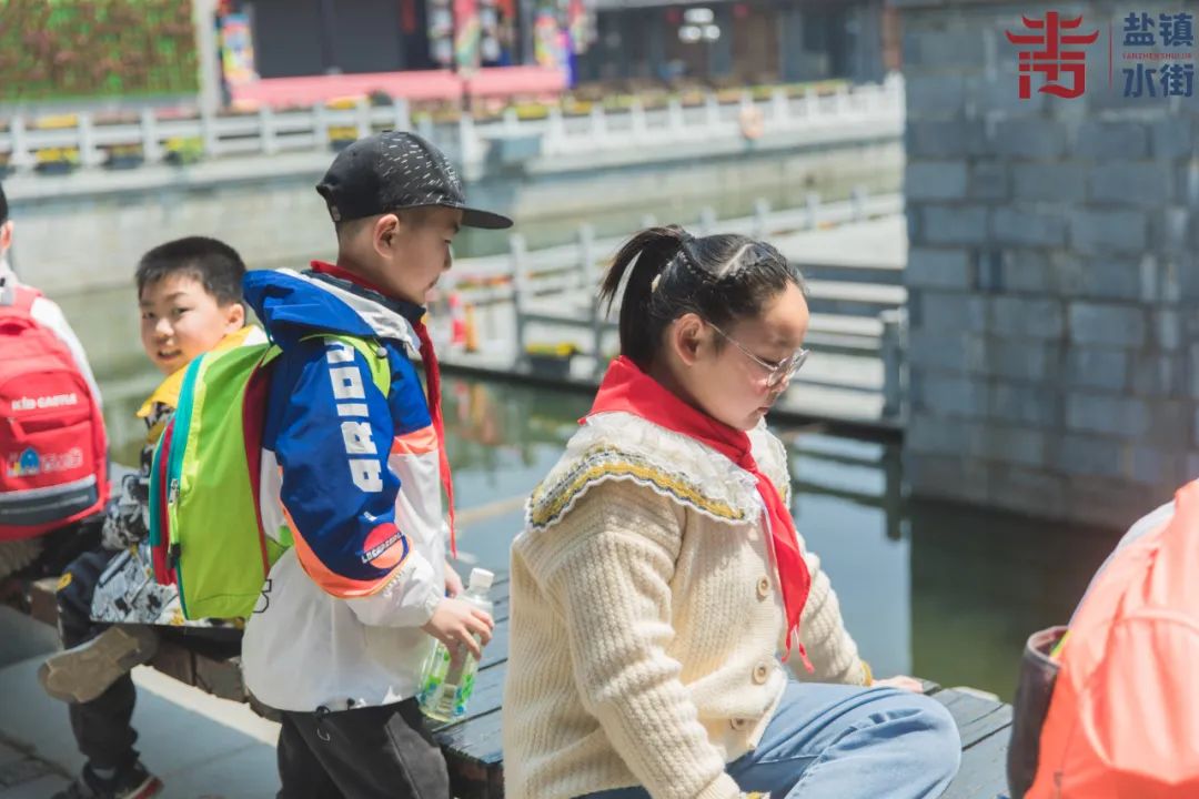 春风柳上归，春游正当时，盐镇水街不负时光不负“青”