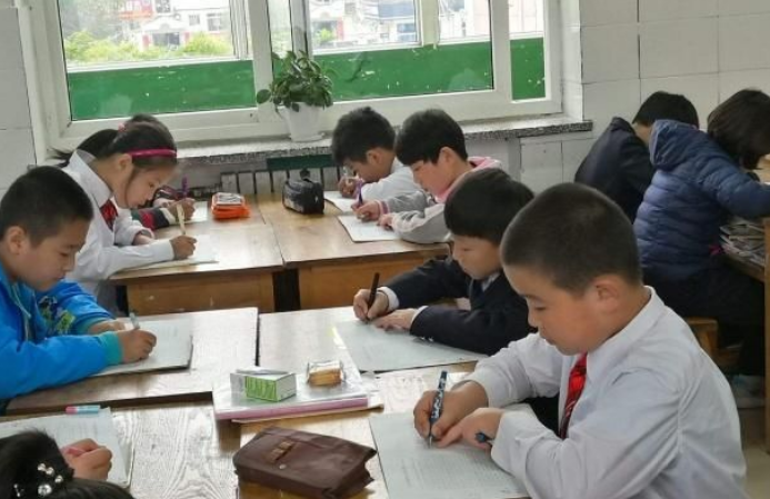 小学生“请假条”火了，理由过于“真实”，老师无奈：不得不批