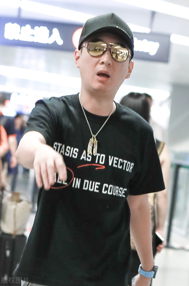 王思聪的风流情史，靠金钱征服了15个女人，如今却沦为了爱情舔狗