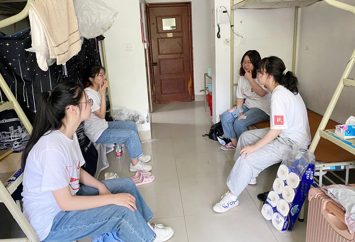 宿舍八个人十二个微信群，大学生住校水太深，还有比这更狠的