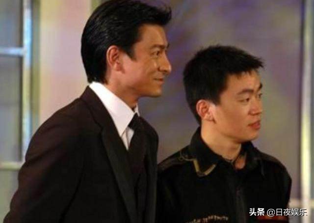 7位当众下跪的明星：有人为了感谢，有人为了献媚，有人为了爱情