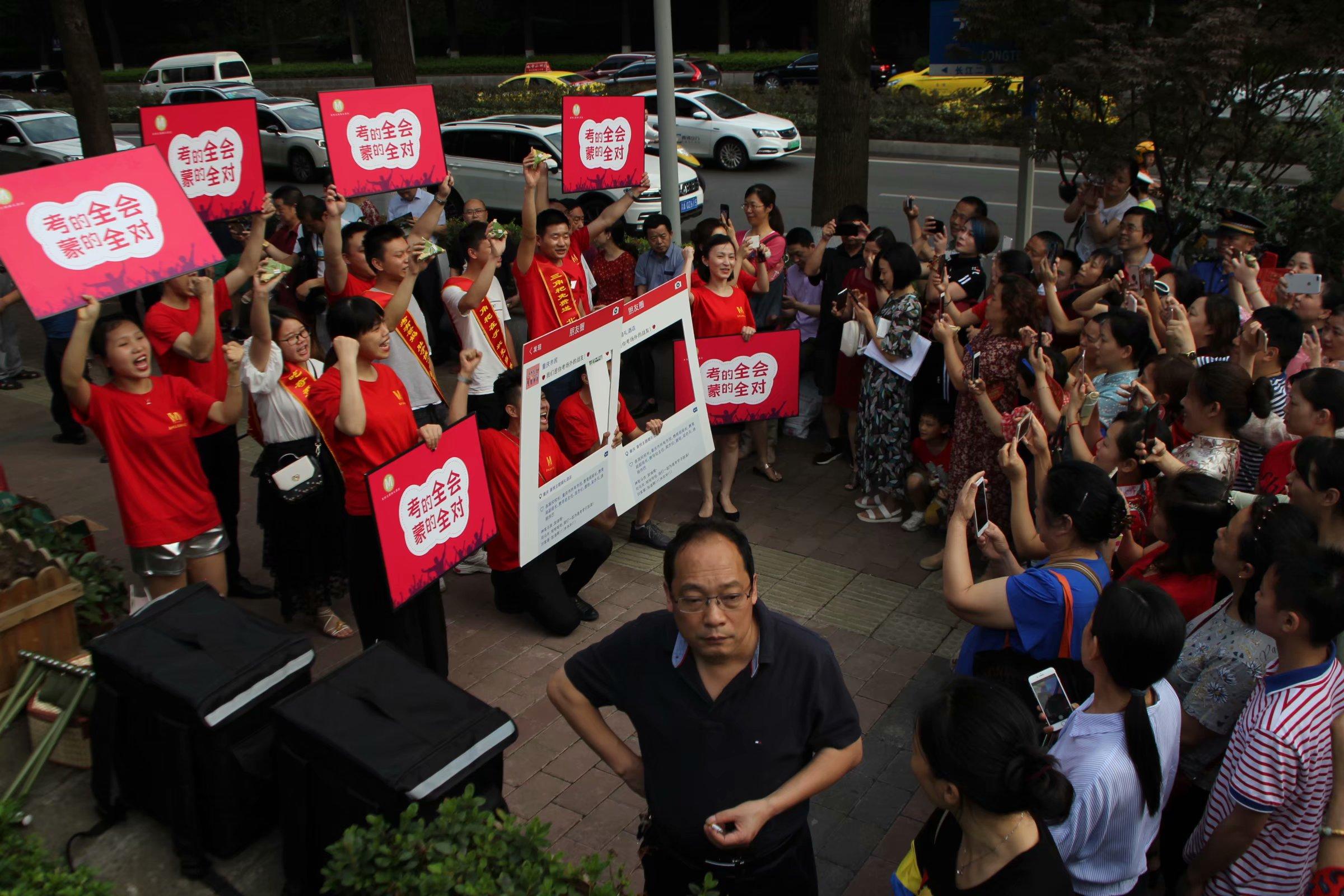 中高考当天要不要全程陪考？一些家长很纠结，聪明的家长却这么做