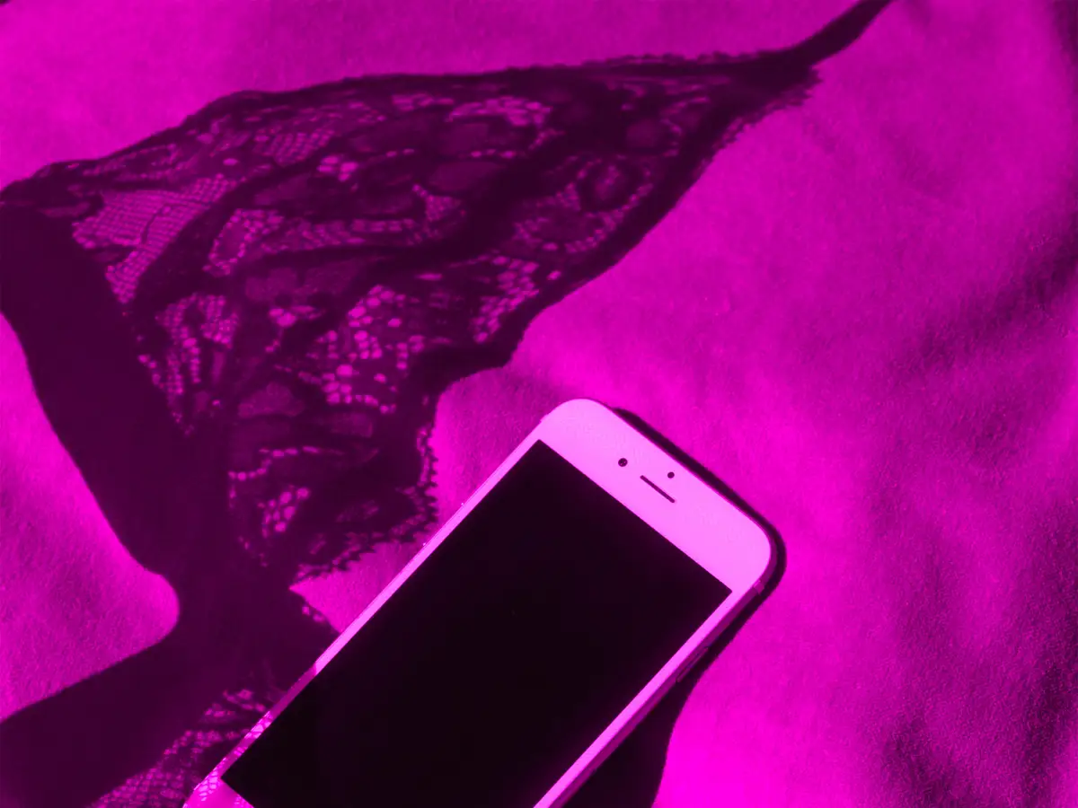 吵翻！欧美明星带头搞黄，无数未成年“追星”做色情主播？