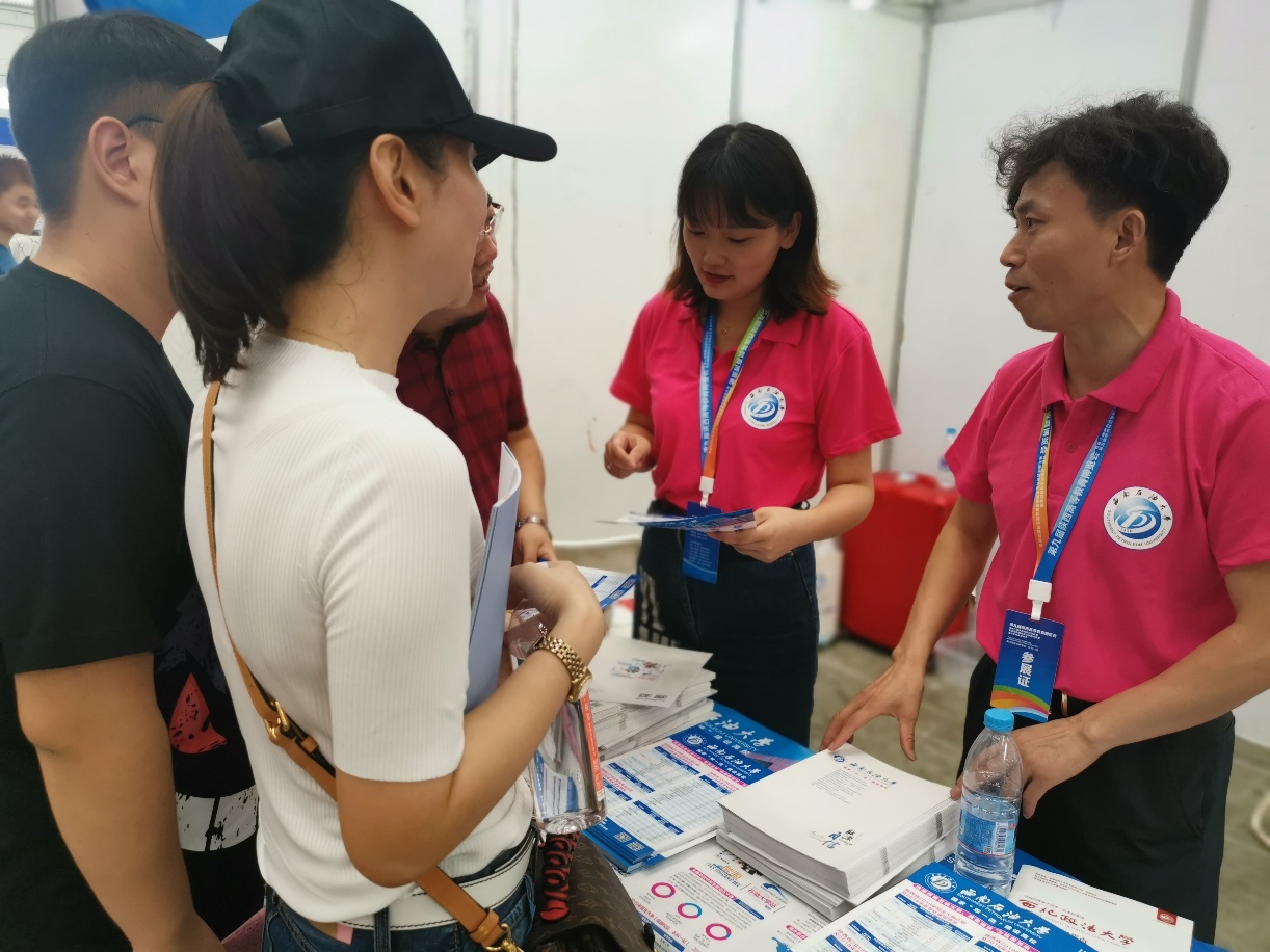 一、二本同时存在于一所大学，毕业证又没区别，学生吐槽意义何在