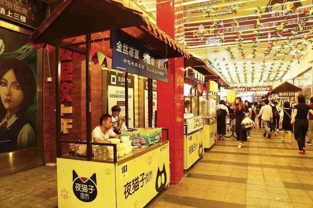“全民地摊”刷爆热搜！逛夜市才是夏天最巴适的打开方式