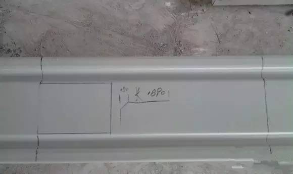 桥架不**要45°弯，如果空间允许，越小的角度越利于放电缆